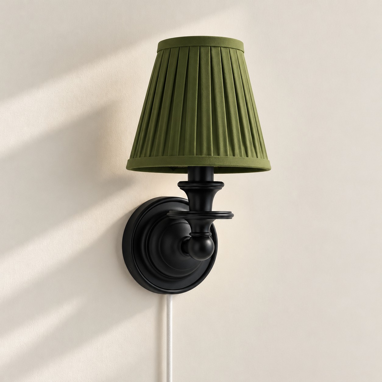Applique murale Rowan sans fil &agrave; abat-jour pliss&eacute; cylindrique &ndash; Applique murale en tissu &agrave; brancher