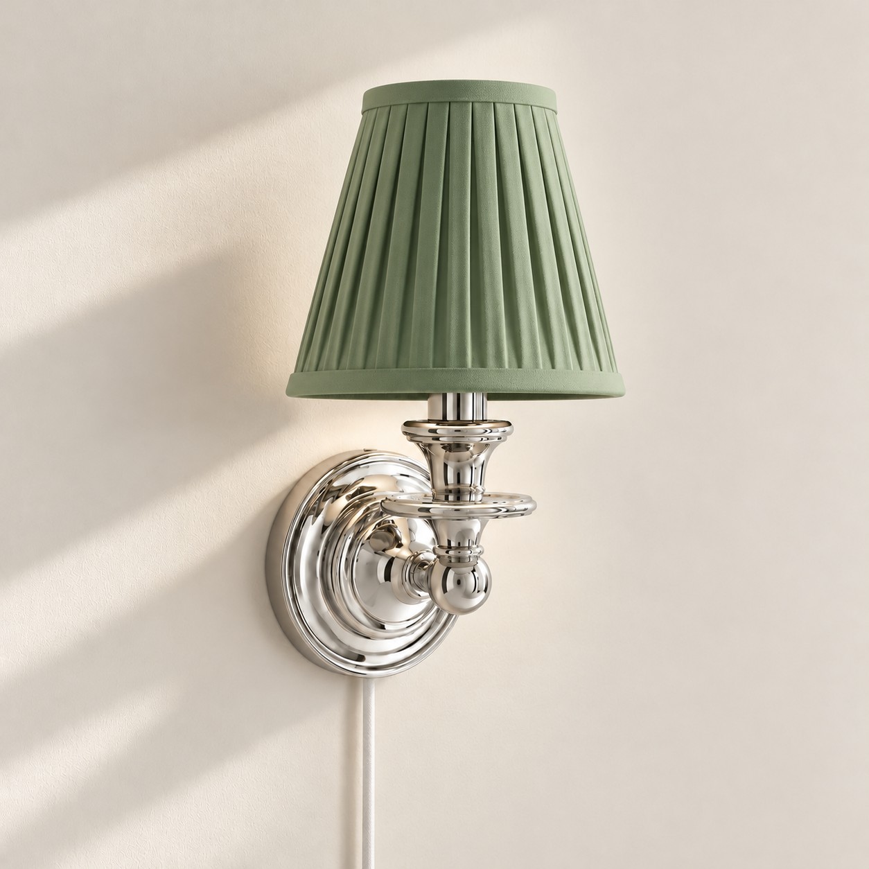Applique murale Rowan sans fil &agrave; abat-jour pliss&eacute; cylindrique &ndash; Applique murale en tissu &agrave; brancher