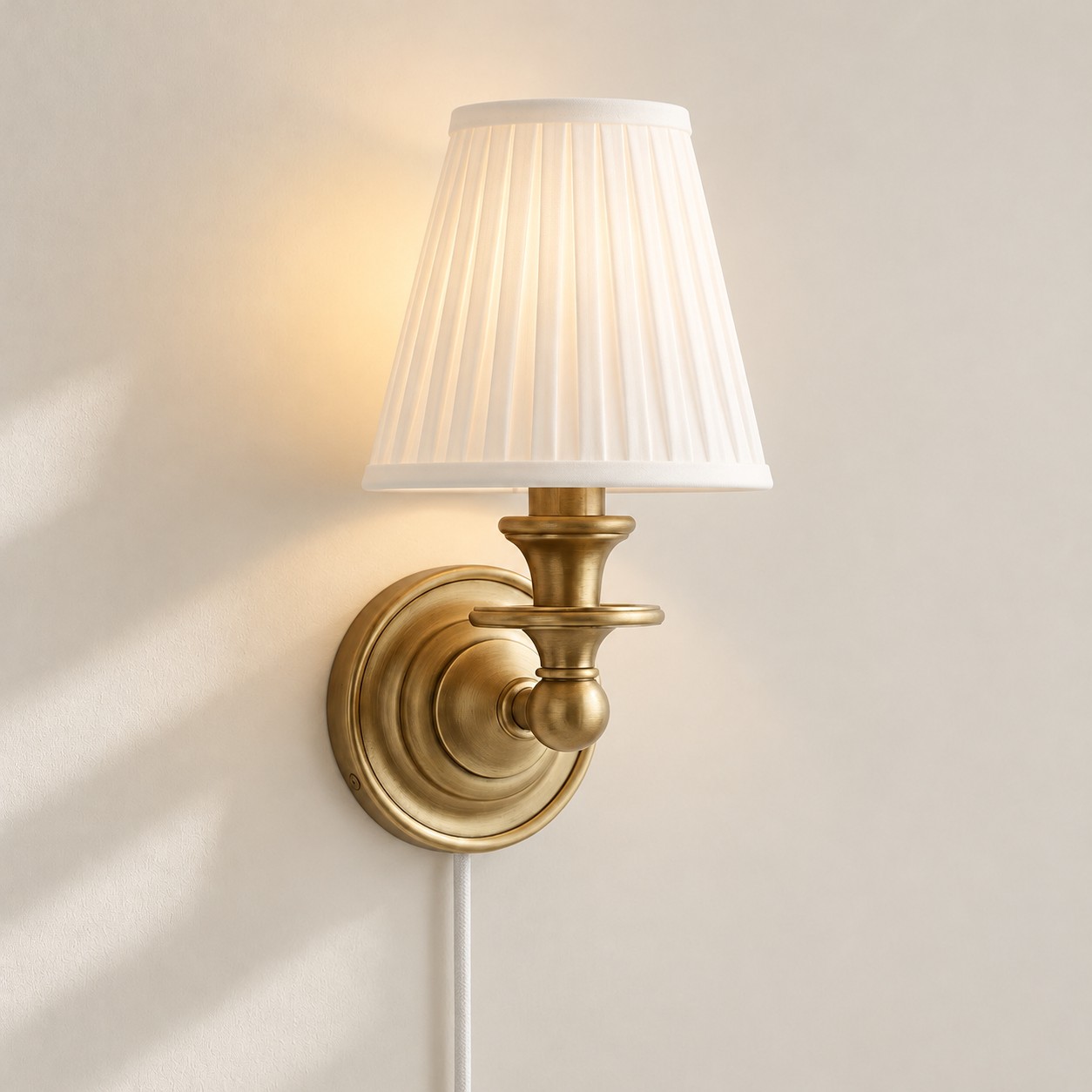 Applique murale Rowan sans fil &agrave; abat-jour pliss&eacute; cylindrique &ndash; Applique murale en tissu &agrave; brancher
