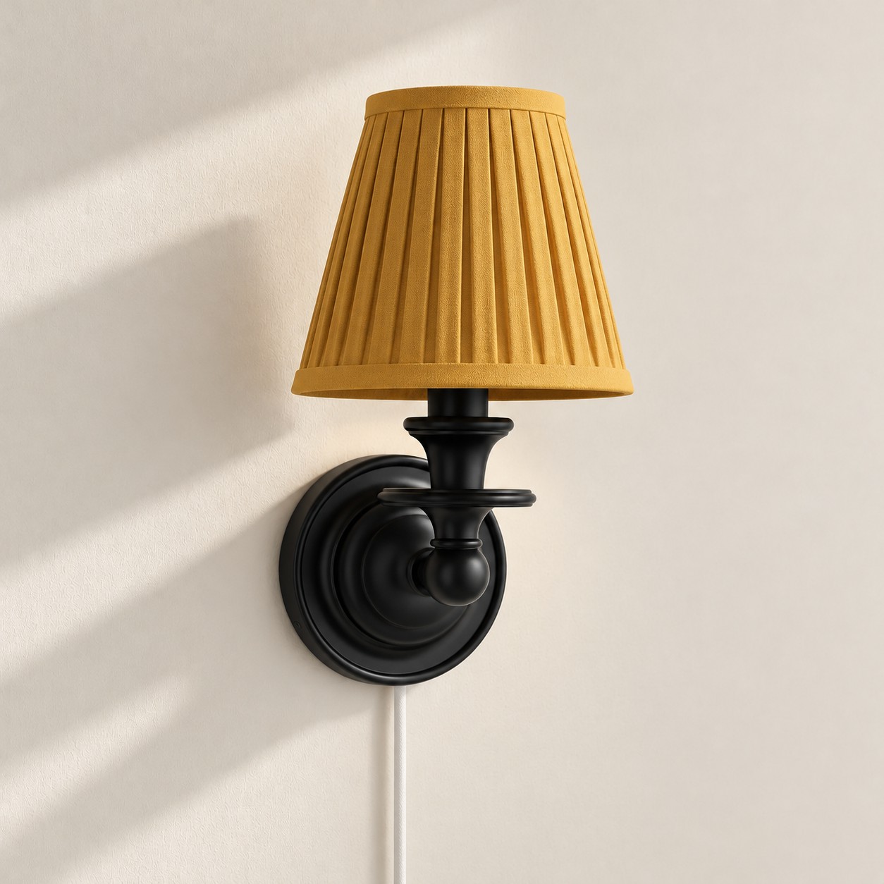 Applique murale Rowan sans fil &agrave; abat-jour pliss&eacute; cylindrique &ndash; Applique murale en tissu &agrave; brancher