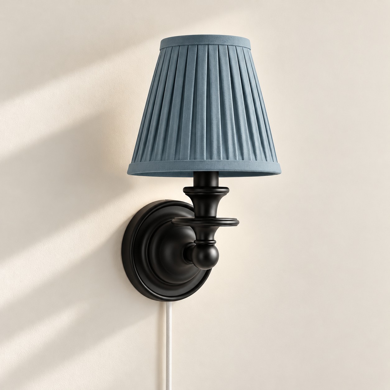 Applique murale Rowan sans fil &agrave; abat-jour pliss&eacute; cylindrique &ndash; Applique murale en tissu &agrave; brancher