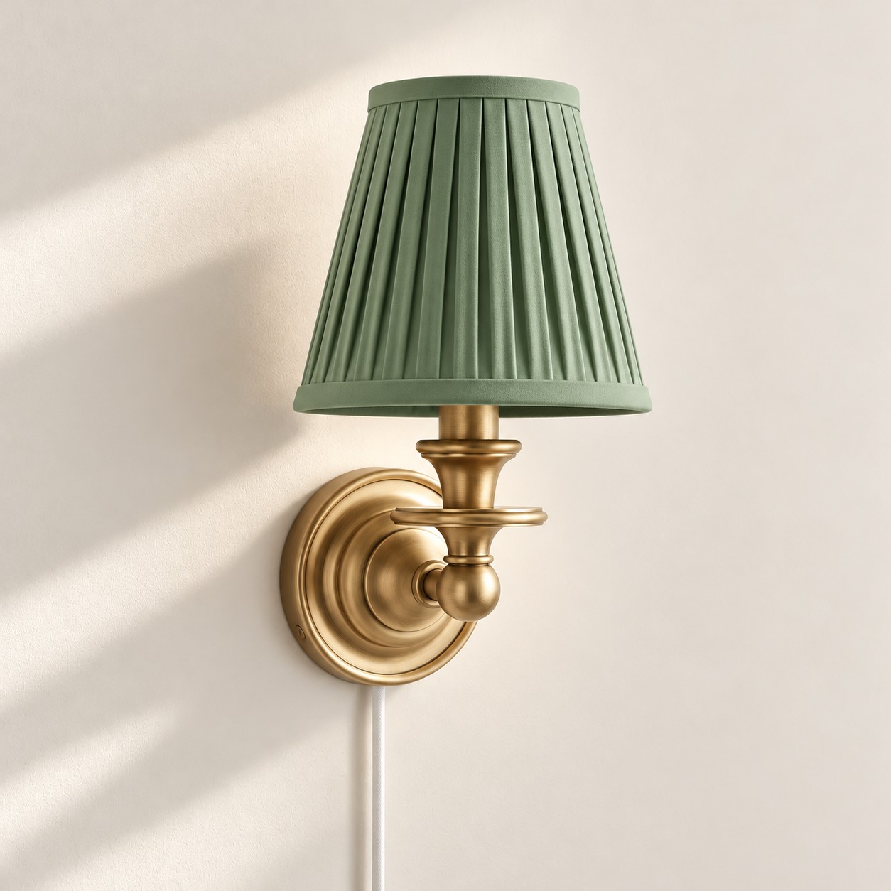 Applique murale Rowan sans fil &agrave; abat-jour pliss&eacute; cylindrique &ndash; Applique murale en tissu &agrave; brancher