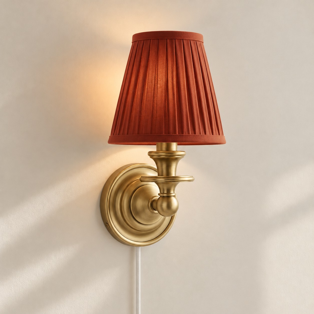 Applique murale Rowan sans fil &agrave; abat-jour pliss&eacute; cylindrique &ndash; Applique murale en tissu &agrave; brancher