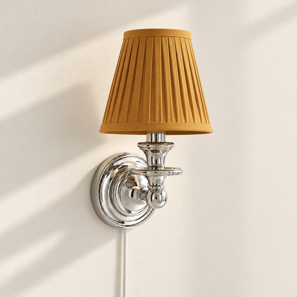 Applique murale Rowan sans fil &agrave; abat-jour pliss&eacute; cylindrique &ndash; Applique murale en tissu &agrave; brancher