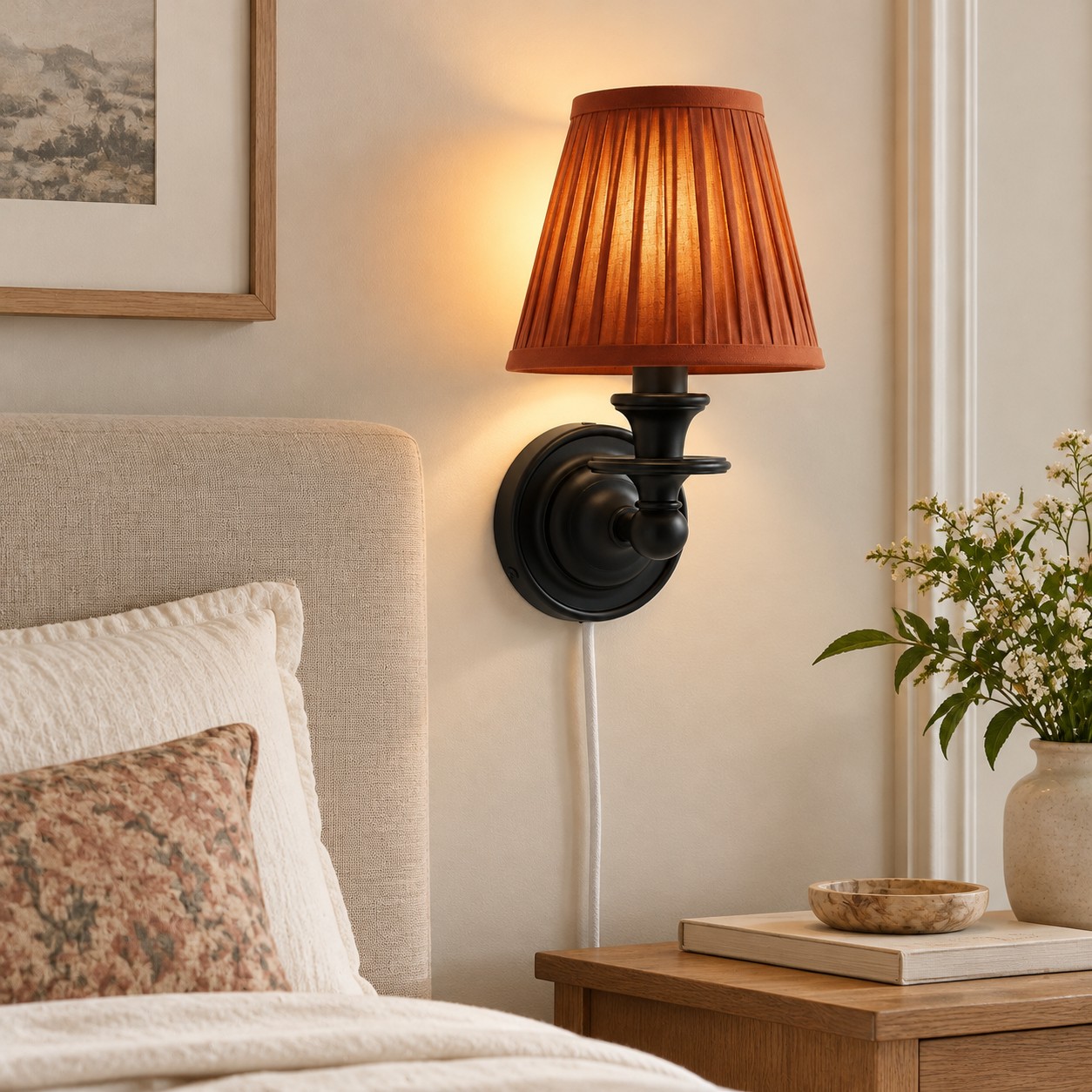 Applique murale Rowan sans fil &agrave; abat-jour pliss&eacute; cylindrique &ndash; Applique murale en tissu &agrave; brancher