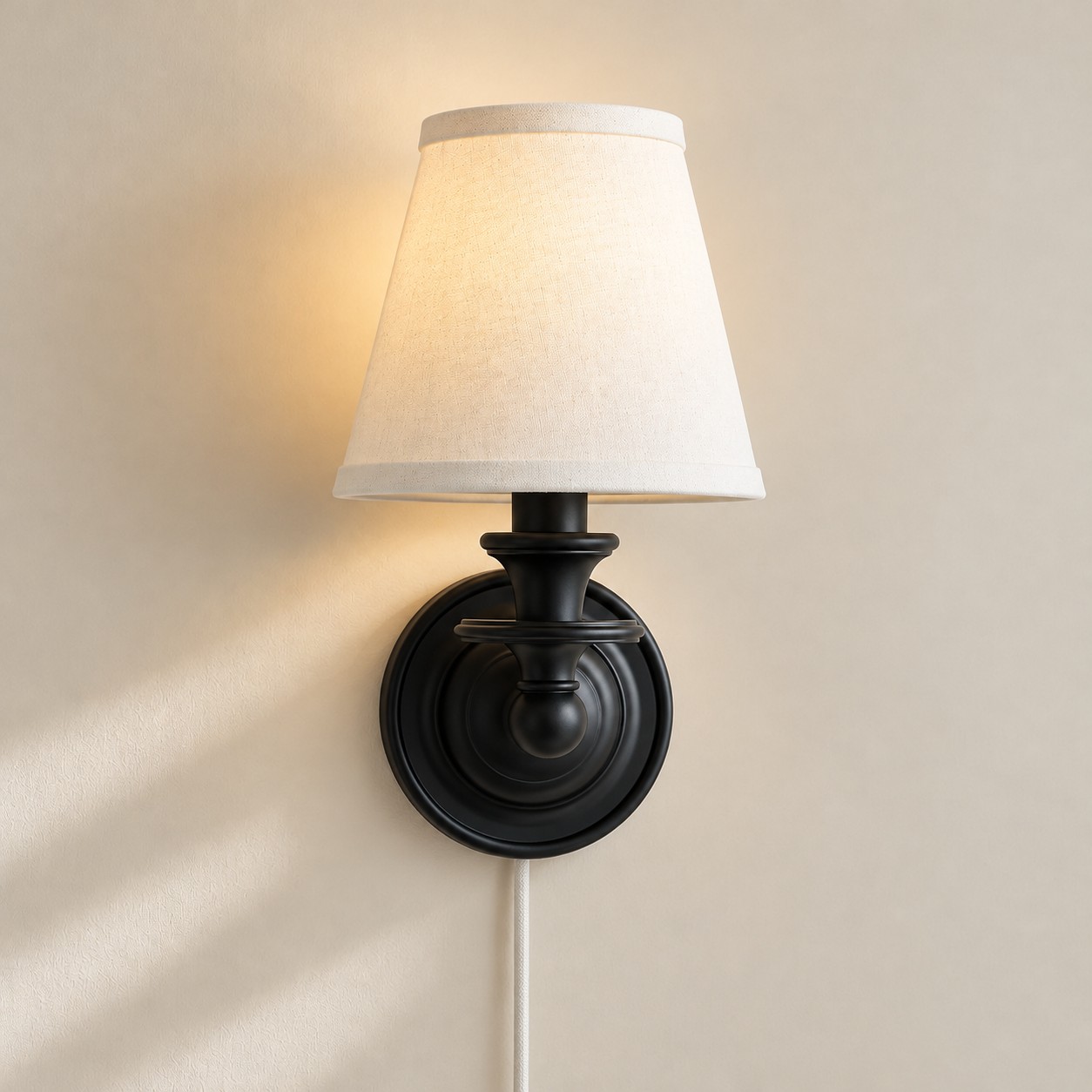 Sconce da parete Rowan senza fili con paralume piatto a tamburo - Lampada da parete in tessuto plug-in