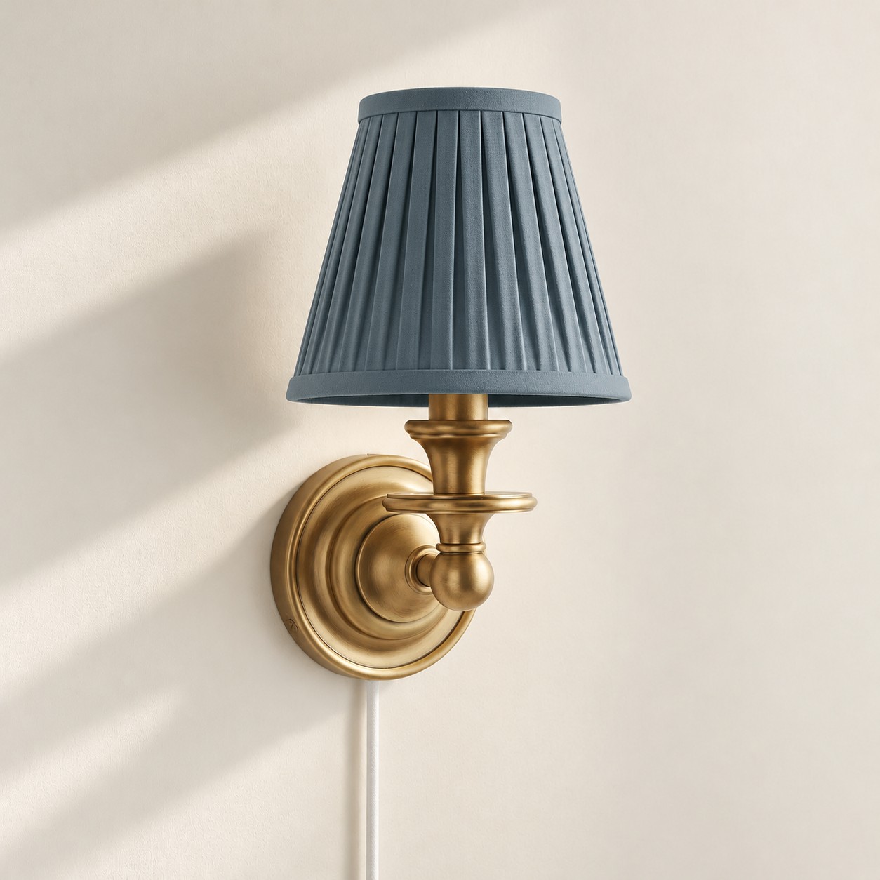 Applique murale Rowan sans fil &agrave; abat-jour pliss&eacute; cylindrique &ndash; Applique murale en tissu &agrave; brancher