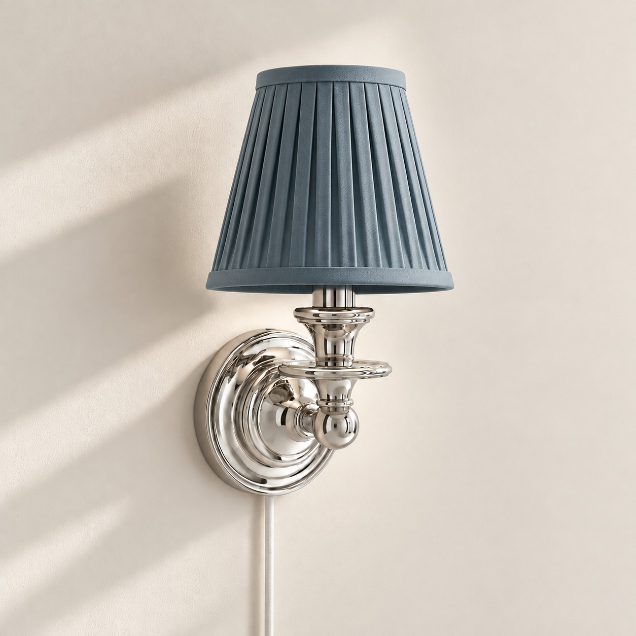 Applique murale Rowan sans fil &agrave; abat-jour pliss&eacute; cylindrique &ndash; Applique murale en tissu &agrave; brancher