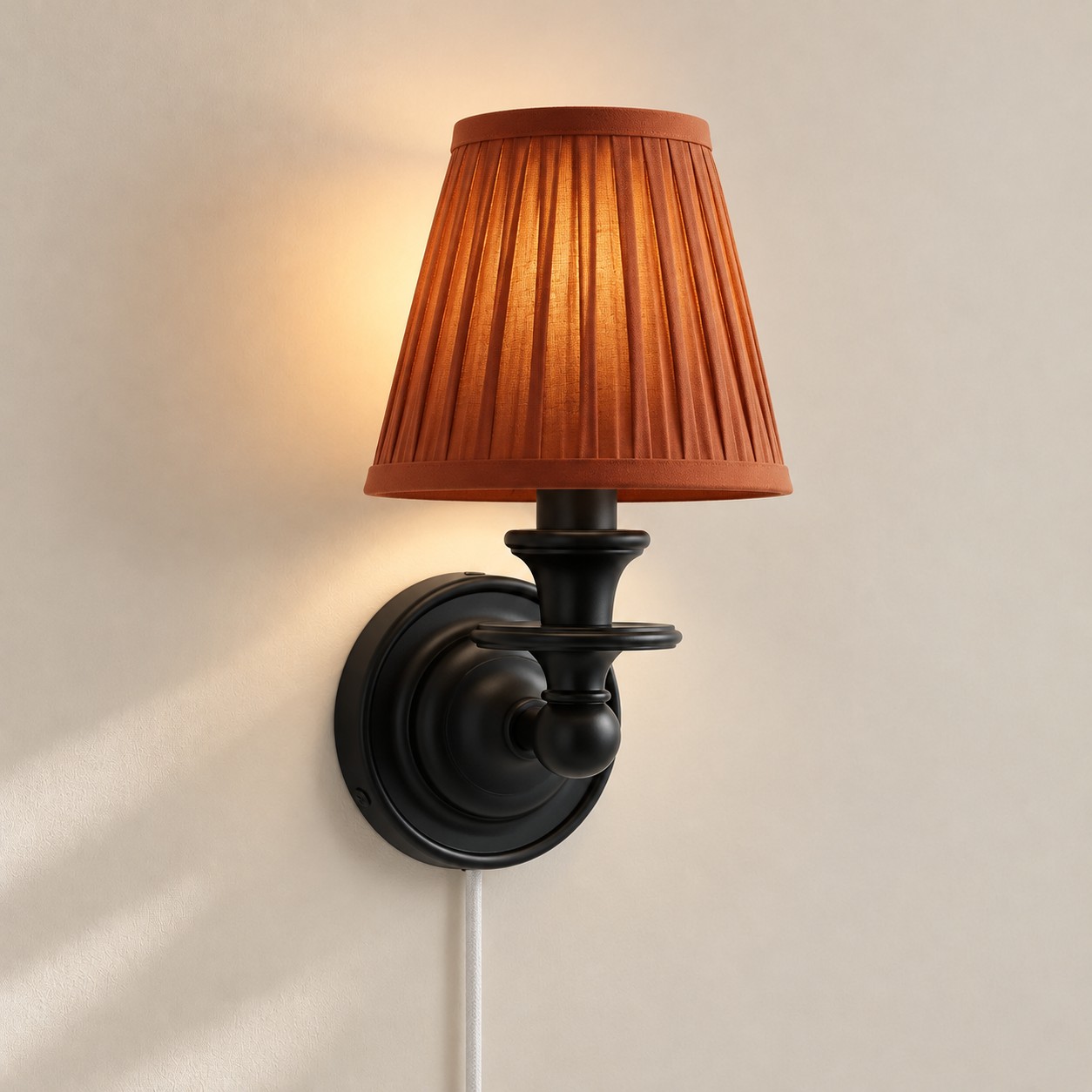 Applique murale Rowan sans fil &agrave; abat-jour pliss&eacute; cylindrique &ndash; Applique murale en tissu &agrave; brancher