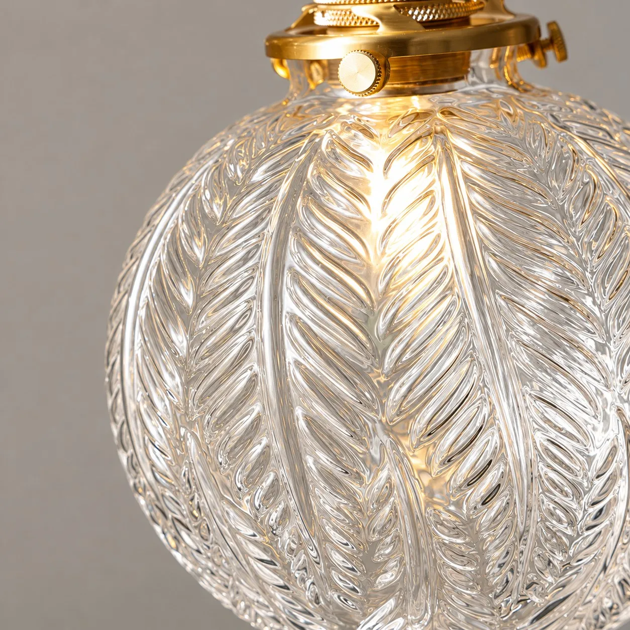 Suspension vintage en verre &agrave; motif de feuilles