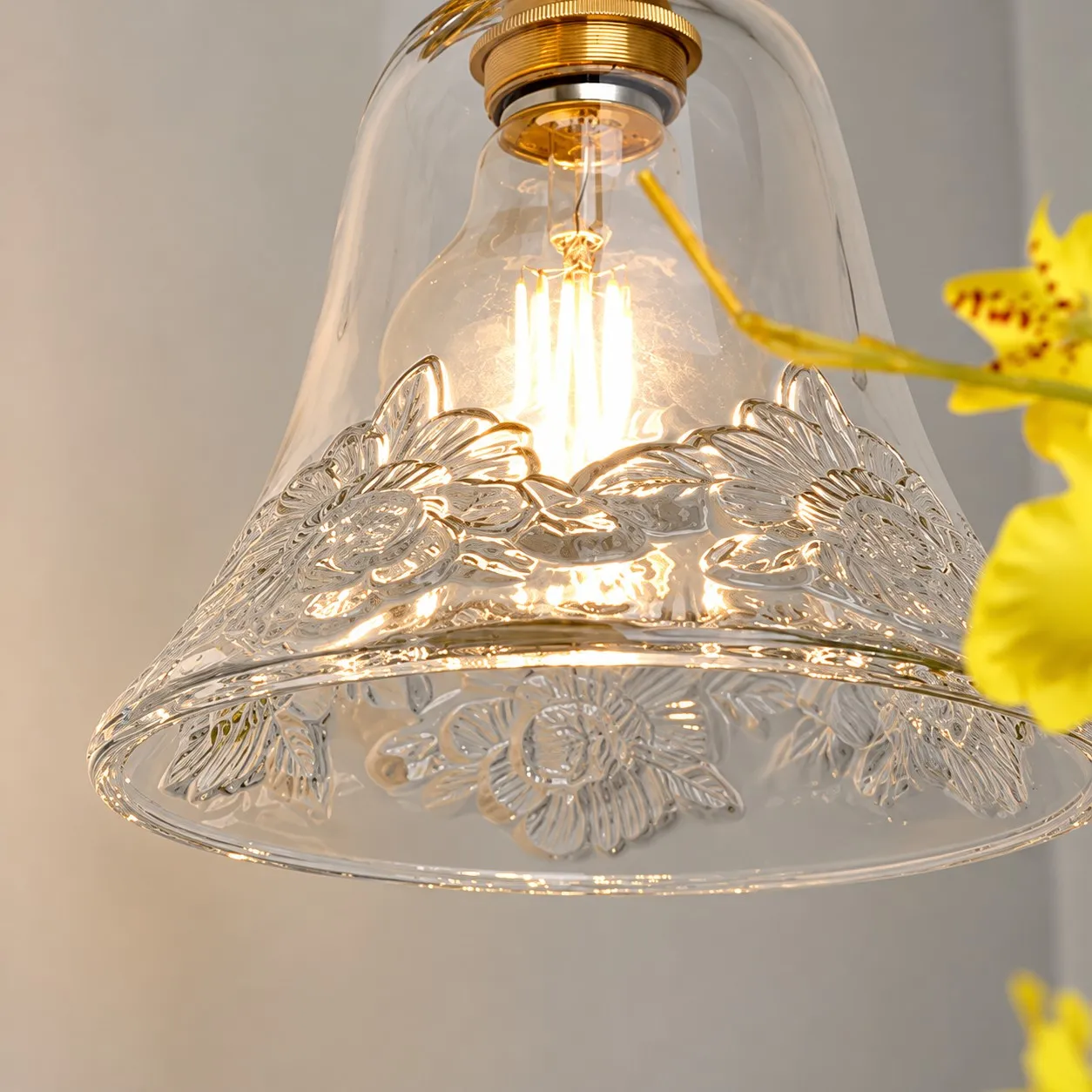 L&aacute;mpara colgante con jarr&oacute;n de cristal para flores