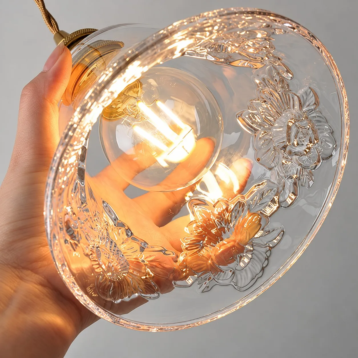 L&aacute;mpara colgante con jarr&oacute;n de cristal para flores