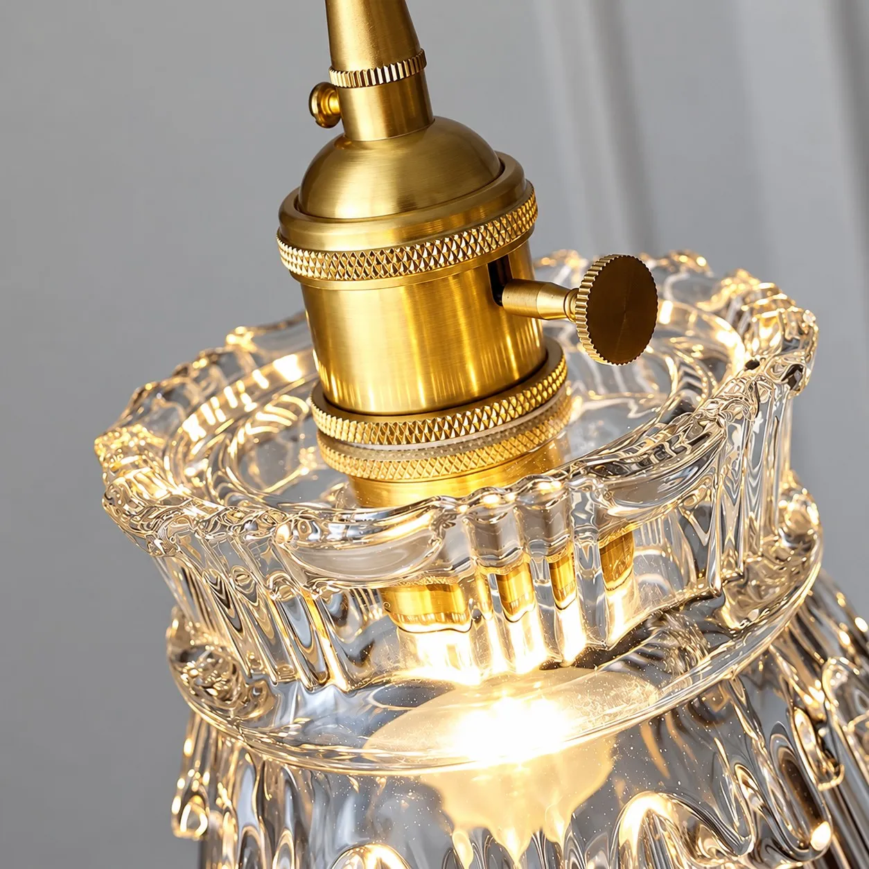 Suspension vintage en verre sculpt&eacute;