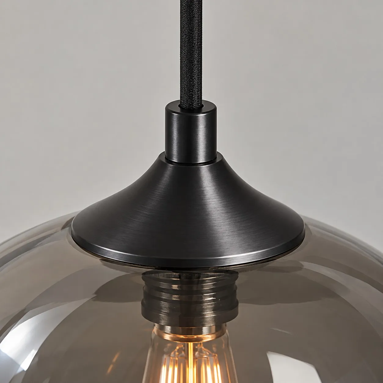 Lampadario a sospensione con globo in vetro grigio fum&eacute;