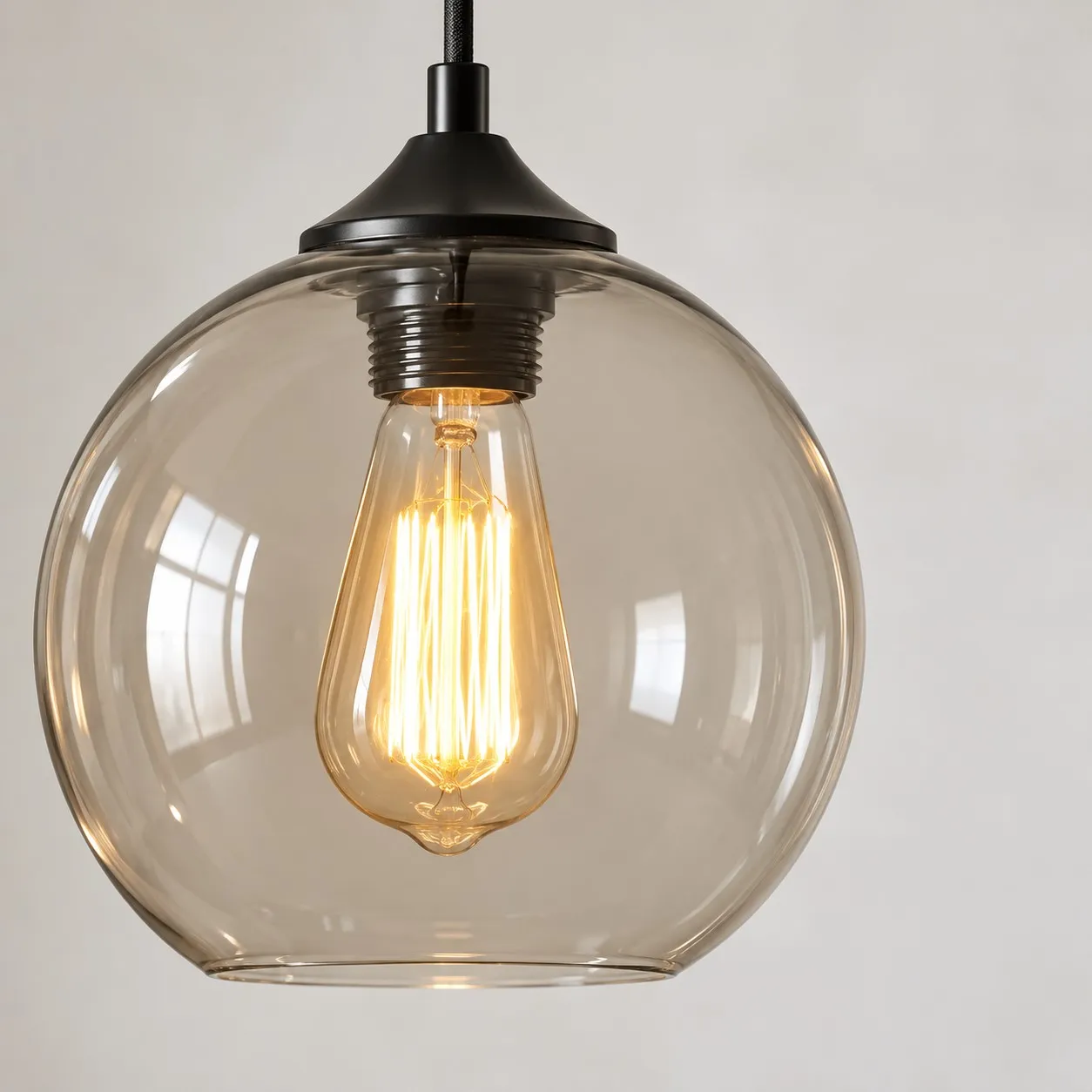 Lampadario a sospensione con globo in vetro grigio fum&eacute;