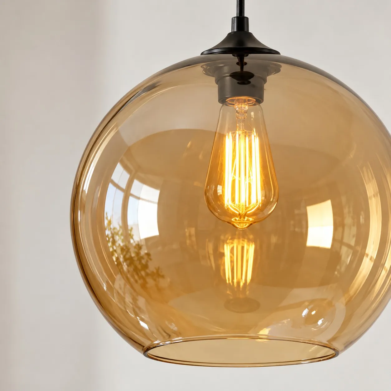 Lampadario a sospensione con globo in vetro grigio fum&eacute;