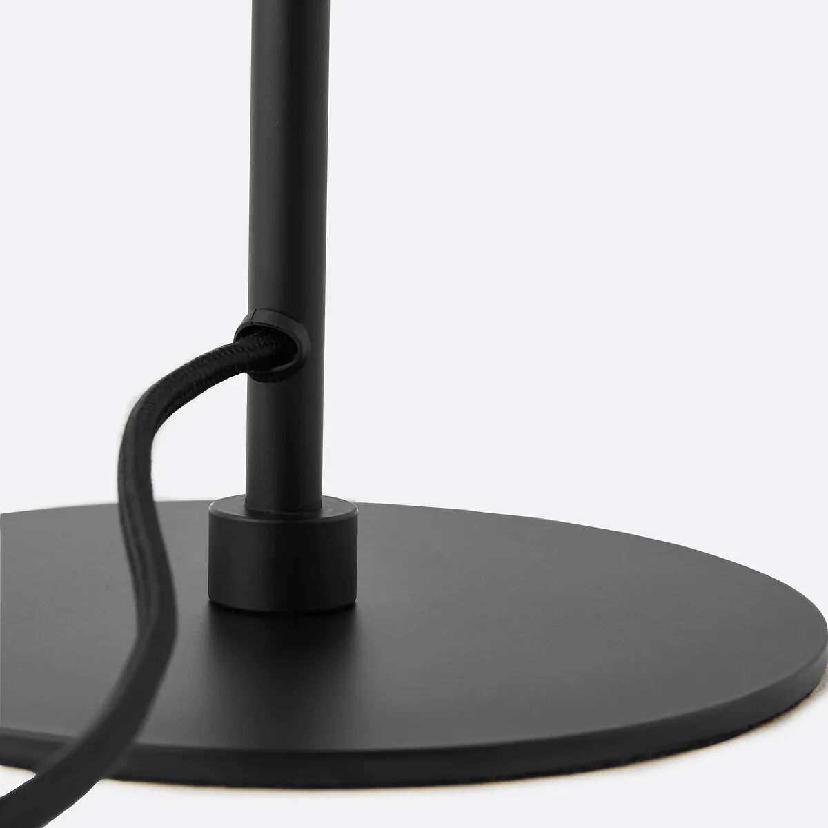 Socle de disque noir mat et sortie de câble