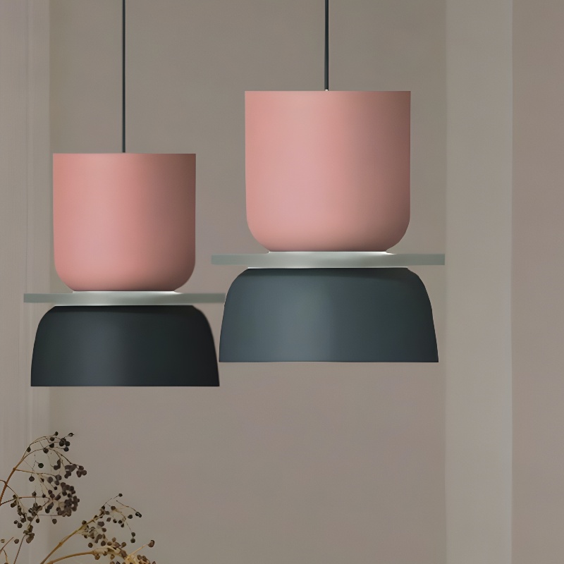 Bunte H&auml;ngeleuchte mit Schalenschirm