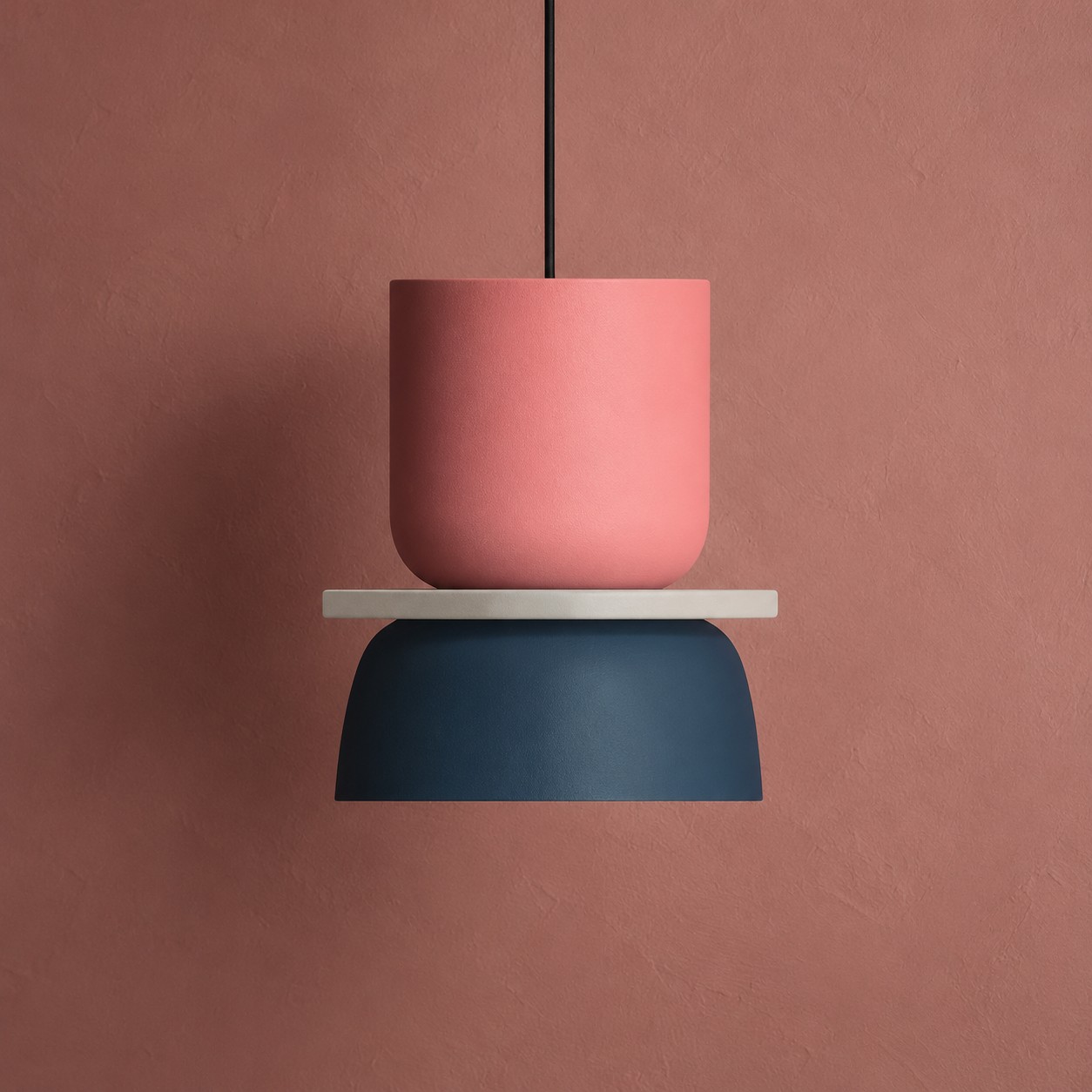 Bunte H&auml;ngeleuchte mit Schalenschirm