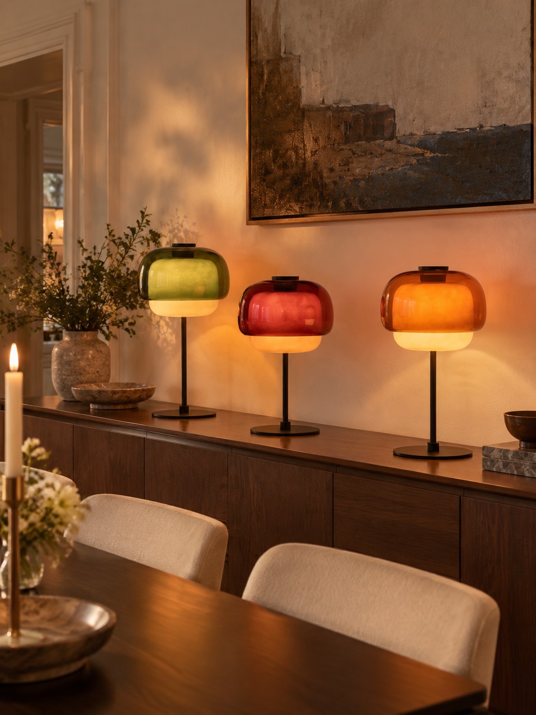 Trois lampes Périclès alignées sur un buffet de salle à manger
