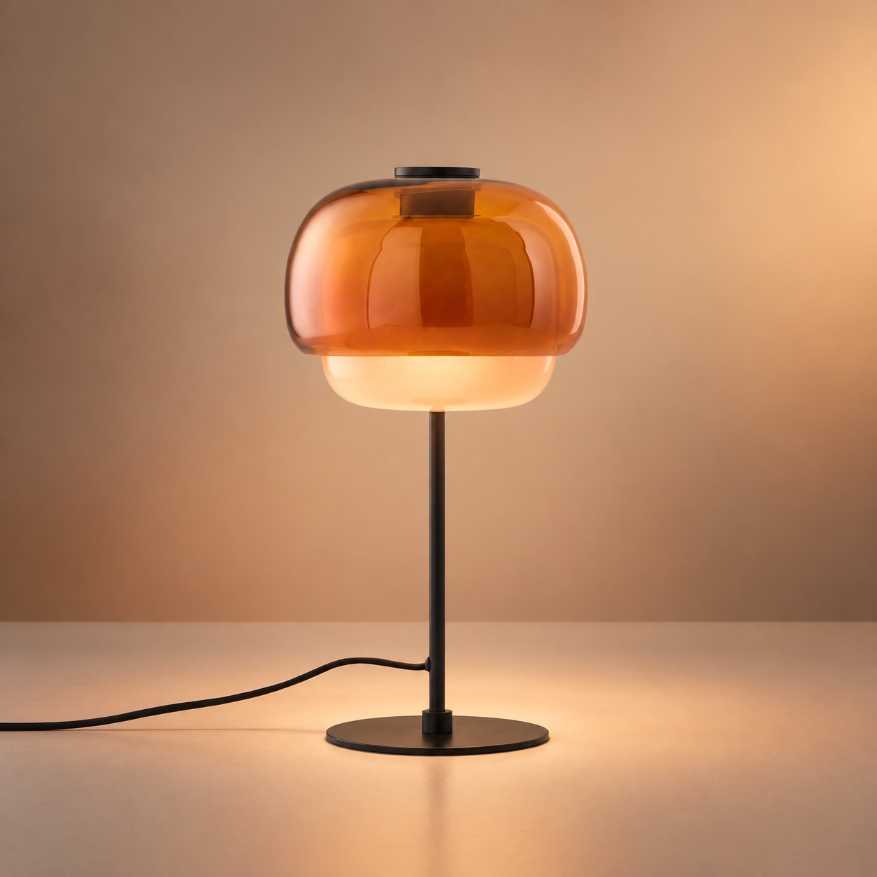 Lampe de table en verre color&eacute; P&eacute;ricl&egrave;s &ndash; Double d&ocirc;me embo&icirc;t&eacute;, tige noire fine, quatre tons
