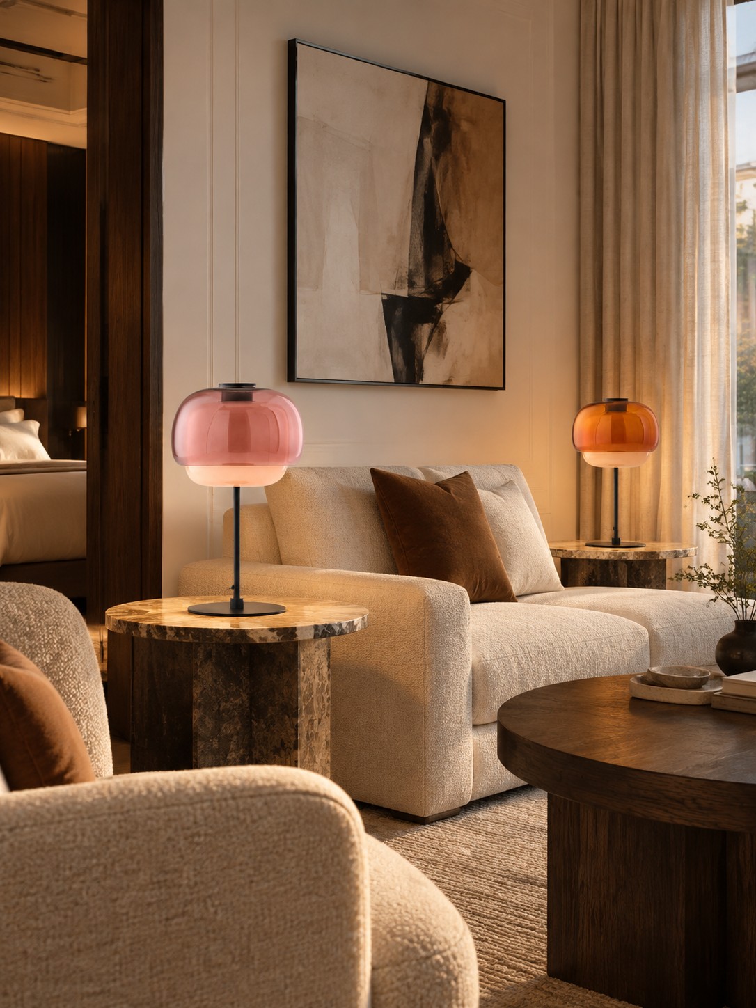 Lampes Périclès rose poudré et orange dans un salon
