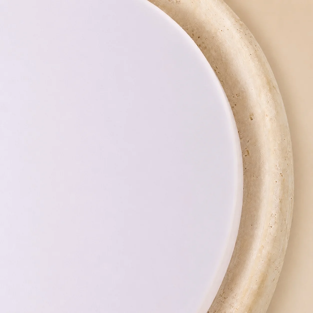 Détail du diffuseur en acrylique dépoli pour plafonnier en travertin