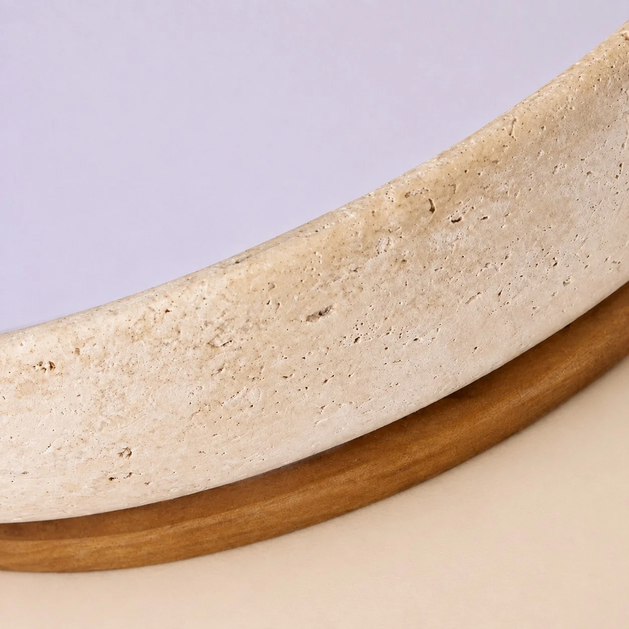 Détail en travertin et bordure en bois du plafonnier encastré