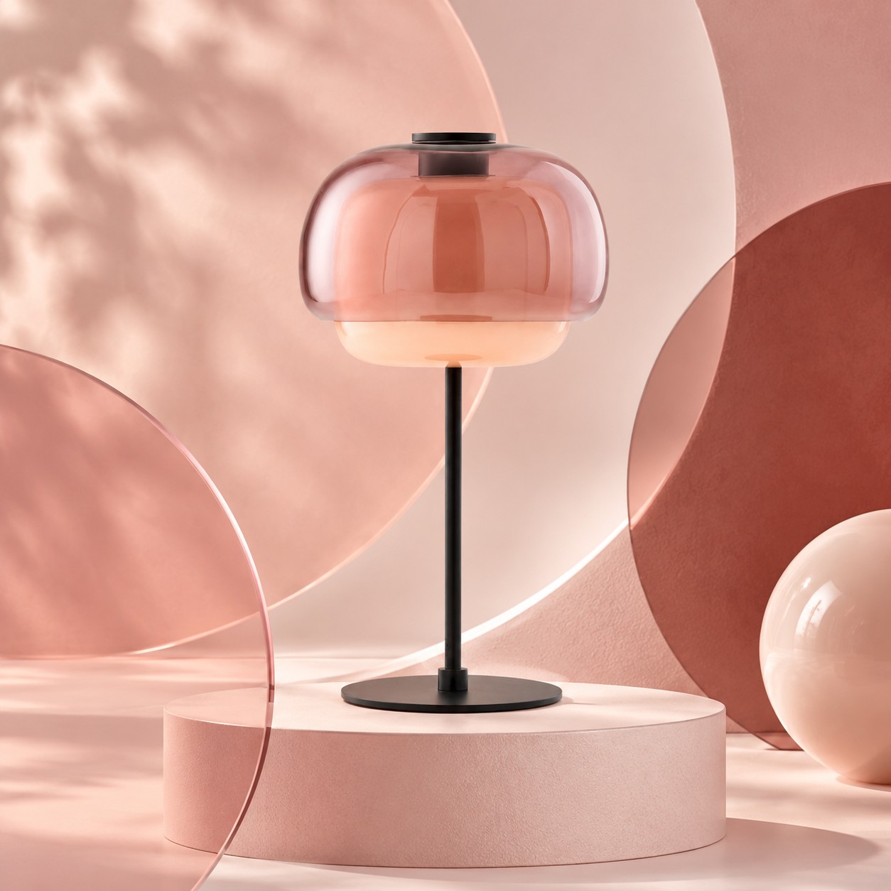 Lampe de table en verre à double dôme rose poudré sur un ensemble d'art rose
