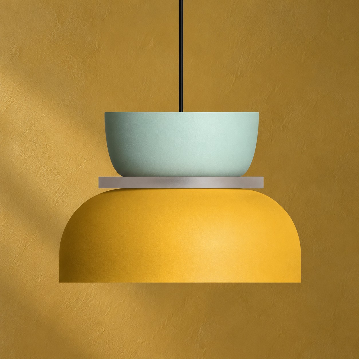 Bunte H&auml;ngeleuchte mit Schalenschirm