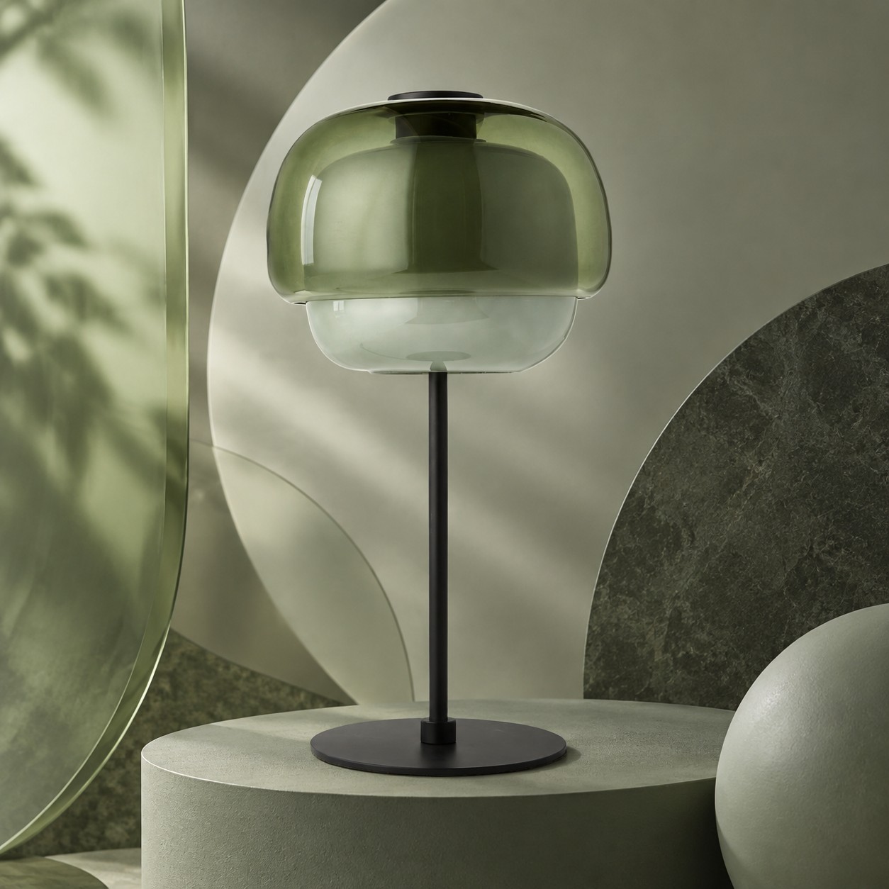 Lampe de table en verre à double dôme gris-vert sur un ensemble d'art vert