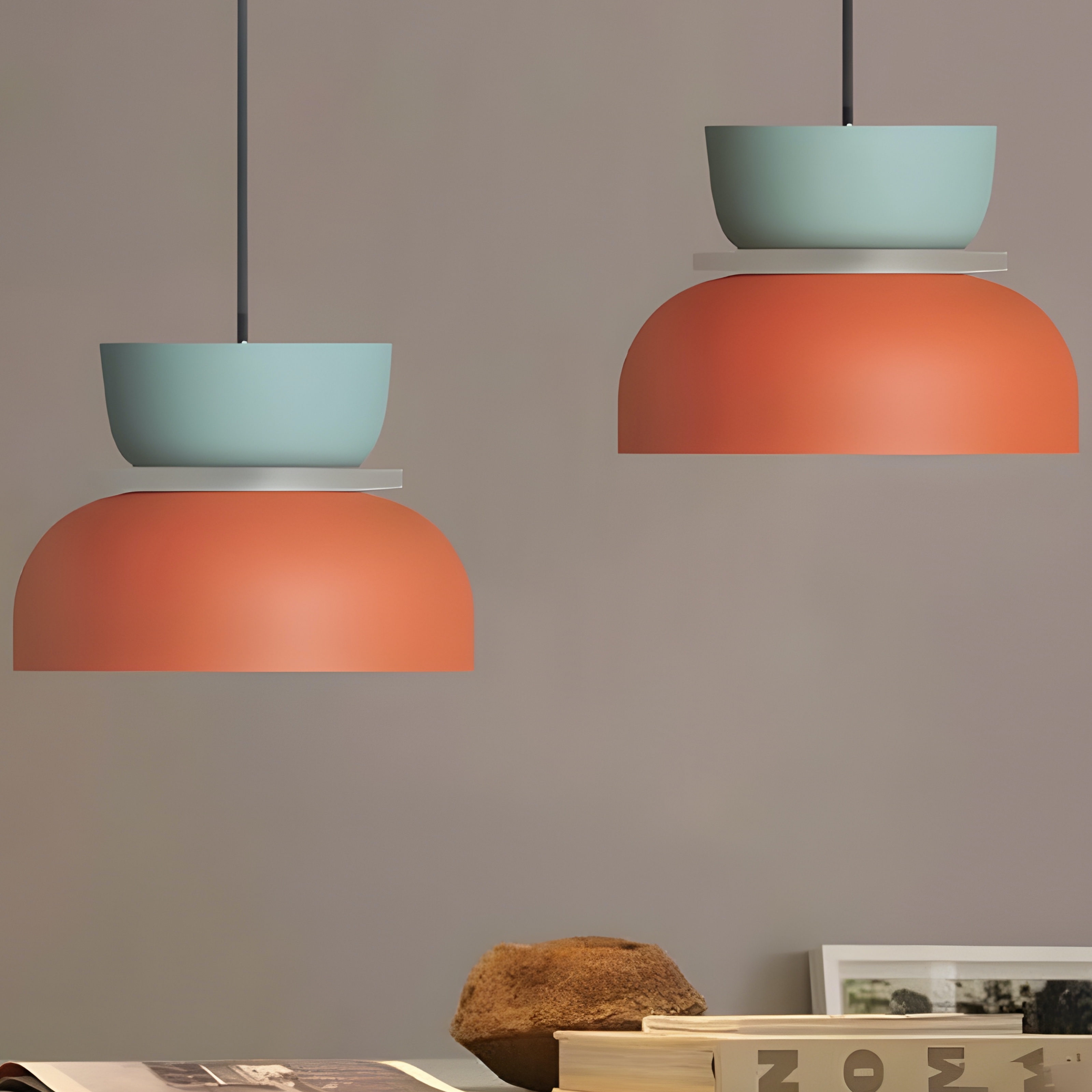 Bunte H&auml;ngeleuchte mit Schalenschirm