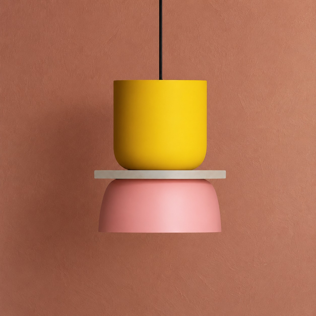 Bunte H&auml;ngeleuchte mit Schalenschirm