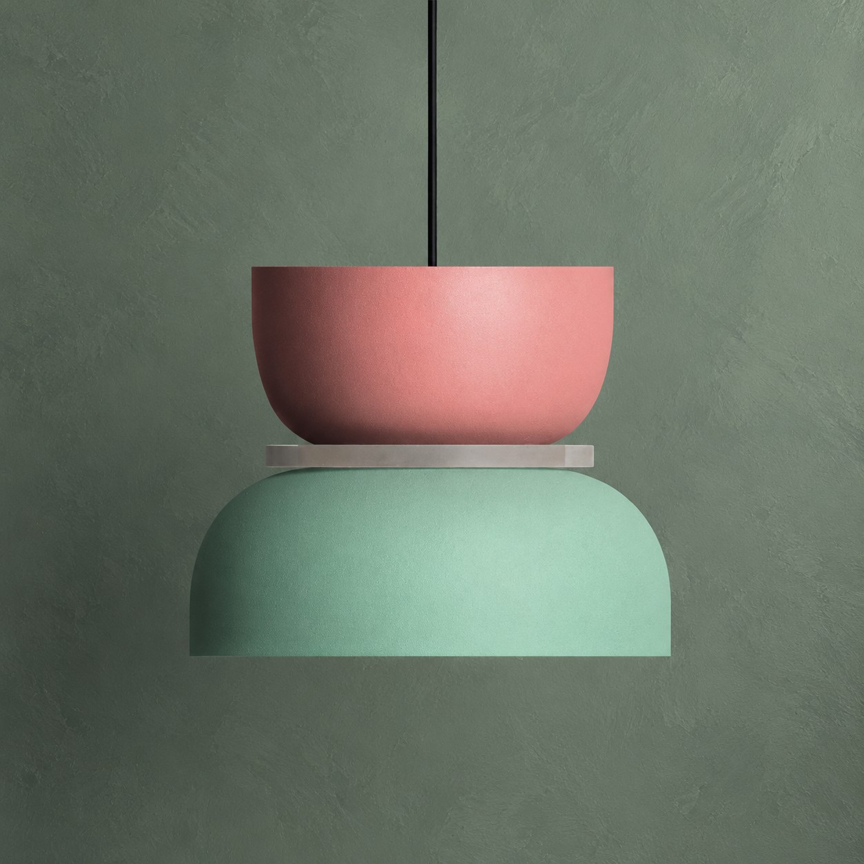 Bunte H&auml;ngeleuchte mit Schalenschirm