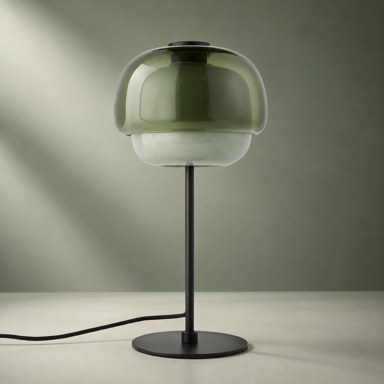 Lampe de table en verre color&eacute; P&eacute;ricl&egrave;s &ndash; Double d&ocirc;me embo&icirc;t&eacute;, tige noire fine, quatre tons