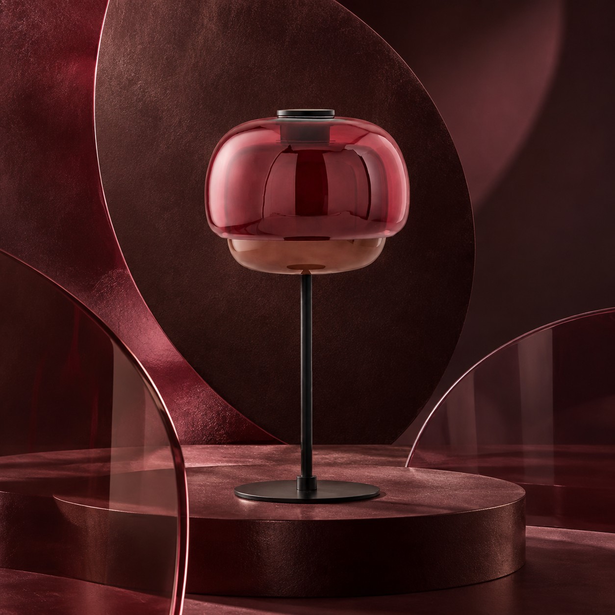 Lampe de table en verre à double dôme bordeaux sur un ensemble d'art rouge