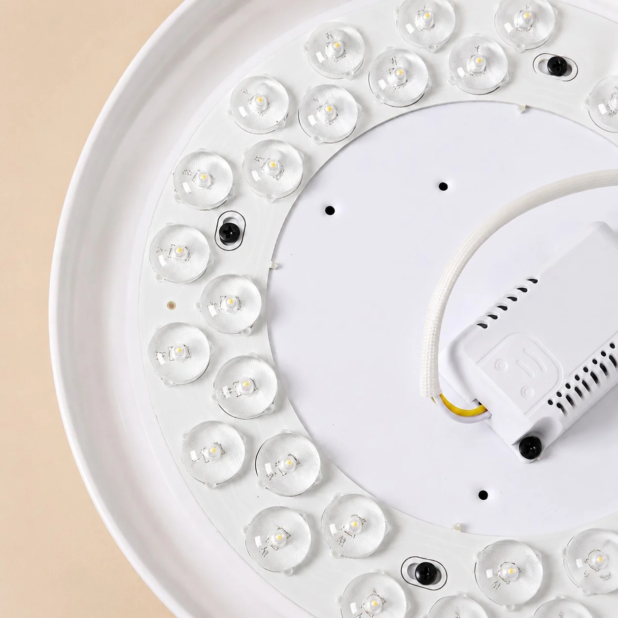 Anneau LED et driver intégrés dans un plafonnier en travertin